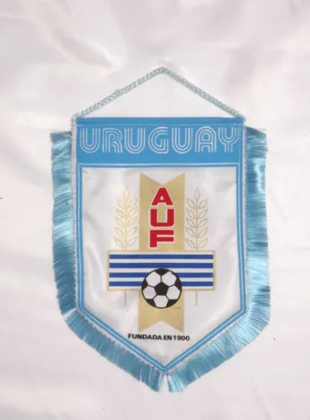 Banderín de la selección uruguaya (AUF) con flecos celestes
