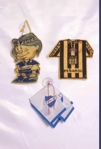 Souvenirs para hinchas: muñeco, camiseta y pañuelo